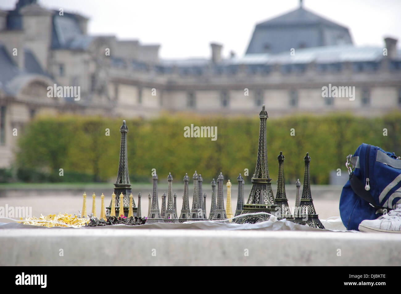 Mini Eiffel Towers mit dem Louvre im Hintergrund Stockfoto