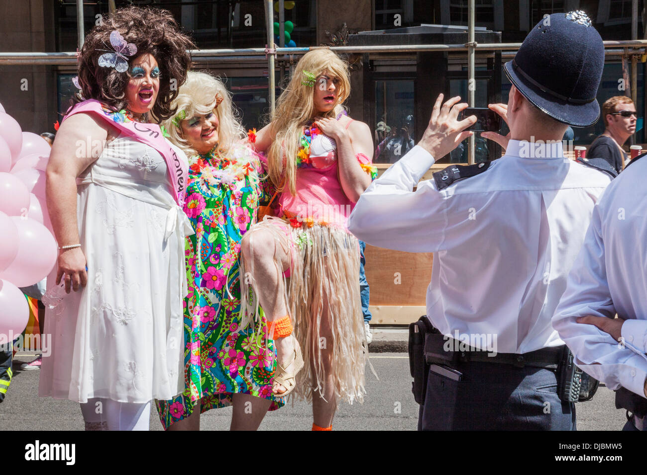 England, London, die jährliche Gay Pride Parade, Polizist, die Aufnahme der Parade Teilnehmer Stockfoto