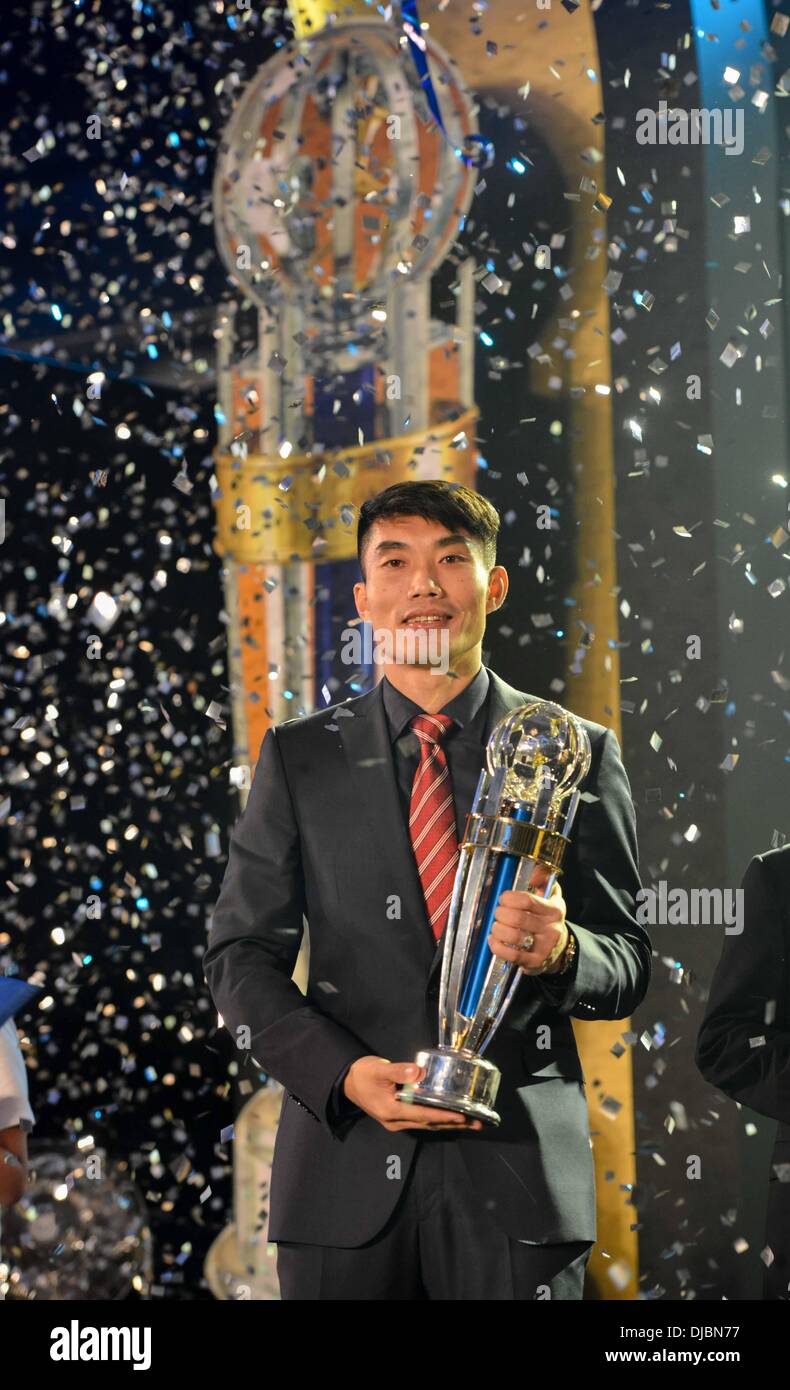 Kuala Lumpur, Malaysia. 26. November 2013. Zheng Zhi China posiert mit seiner Trophäe an der AFC-Spieler des Jahr-Feier in Kuala Lumpur, Malaysia, 26. November 2013. (Xinhua/Chong Voon Chung/Alamy Live-Nachrichten) Stockfoto