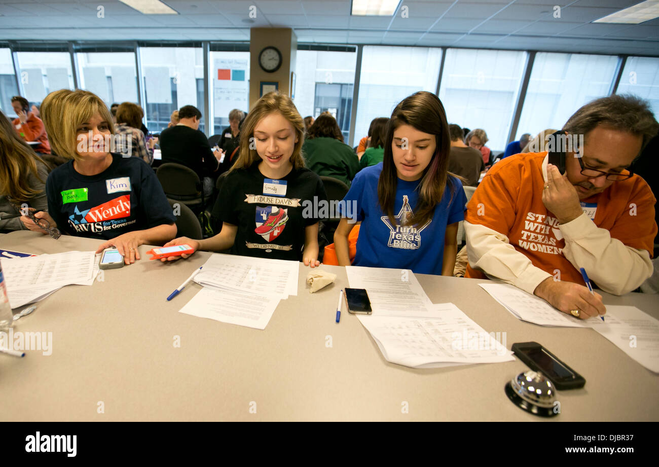 Freiwillige bei einer Telefon-Bank für demokratische politische Kandidaten in Texas. Anrufer verlangen Spenden für Büro-suchende Stockfoto