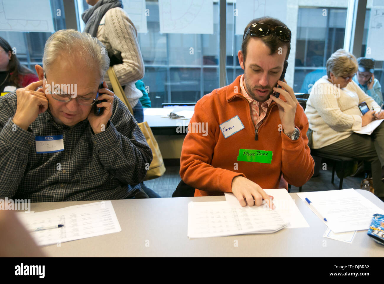 Freiwillige bei einer Telefon-Bank für demokratische politische Kandidaten in Texas. Anrufer verlangen Spenden für Büro-suchende Stockfoto