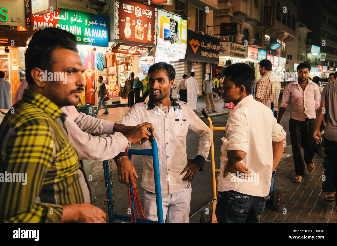 Deira Viertel voller Handelstätigkeit in der Nacht. Dubai, Vereinigte Arabische Emirate. Stockfoto