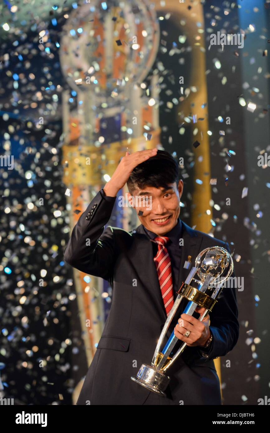 Kuala Lumpur, Malaysia. 26. November 2013. Zheng Zhi China posiert mit seiner Trophäe an der AFC-Spieler des Jahr-Feier in Kuala Lumpur, Malaysia, 26. November 2013. (Xinhua/Chong Voon Chung/Alamy Live-Nachrichten) Stockfoto