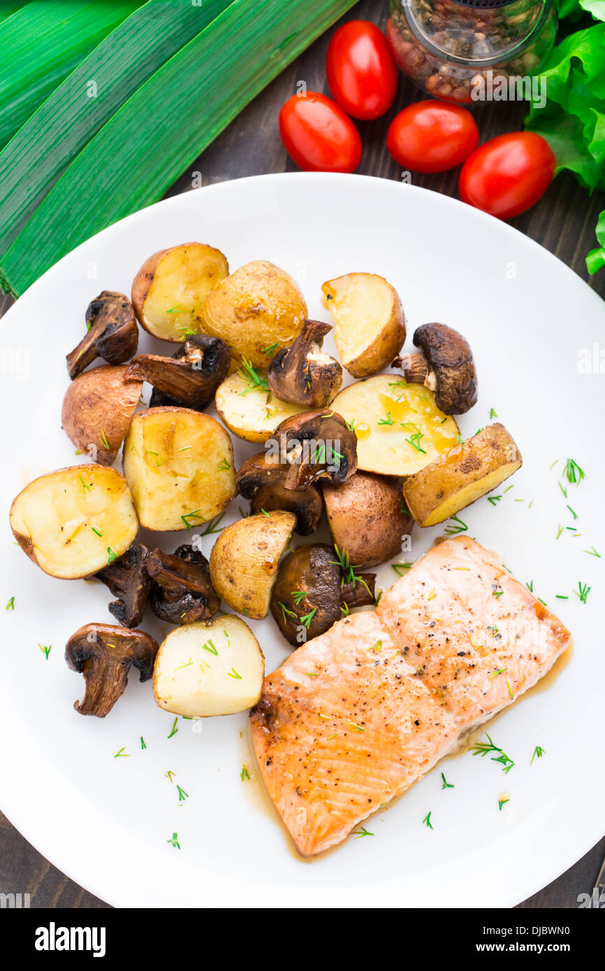 Gebratener Lachs mit Kartoffeln und Champignons Stockfoto