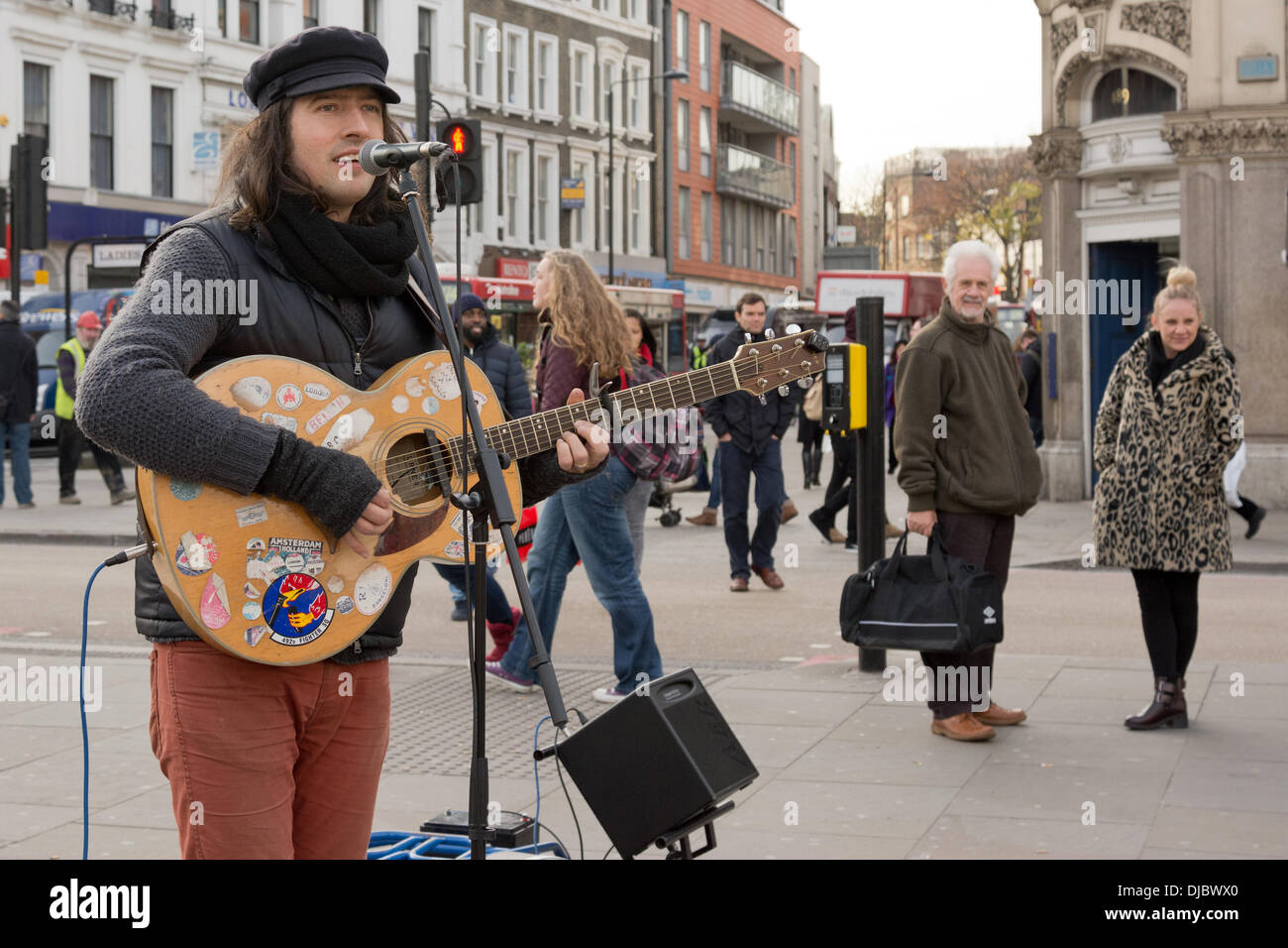 Camden, London, UK. 26. November 2013. Straßenmusikanten führen Sie aus Protest gegen neue Stadtteil europaweite Gesetzgebung die unlizenzierte Straßenperformance kriminalisiert. Am 11. November verabschiedete Camden Rat eine Resolution die kriminalisiert das Abspielen von Musik in jedem öffentlichen Raum im Stadtteil ohne vorher eine Genehmigung einzuholen. Eine Gitarre auf der Straße, auch ohne ein Behältnis für Spenden, ist eine strafbare Handlung strafbar durch eine feine £1000, die Ergreifung der Instrumente und der Verkauf dieser Instrumente zur Zahlung der Geldbuße nach 28 Tagen geworden. Bildnachweis: Patricia Phillips/Alamy Live-Nachrichten Stockfoto