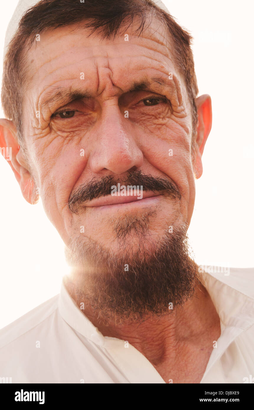 Porträt des arabischen Mann in traditioneller Kleidung außerhalb Deira Fish Market weiß. Dubai, Vereinigte Arabische Emirate. Stockfoto