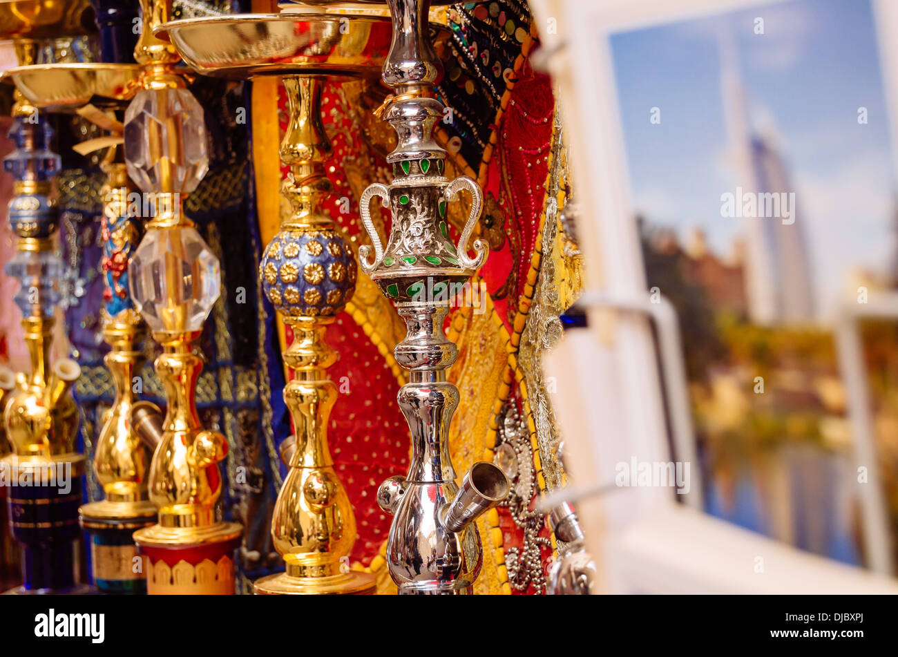 Burj Al Arab Postkarten und Wasserpfeifen zu verkaufen in Bur Dubai Souk. Dubai, Vereinigte Arabische Emirate. Stockfoto