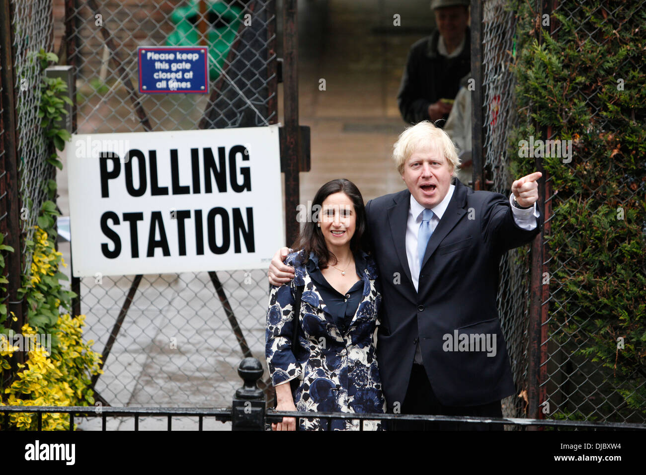 Londoner Bürgermeister Boris Johnson kommt für den Londoner Bürgermeister mit seiner Frau Marina Wheeler in seinem örtlichen Wahllokal in Islin stimmen Stockfoto