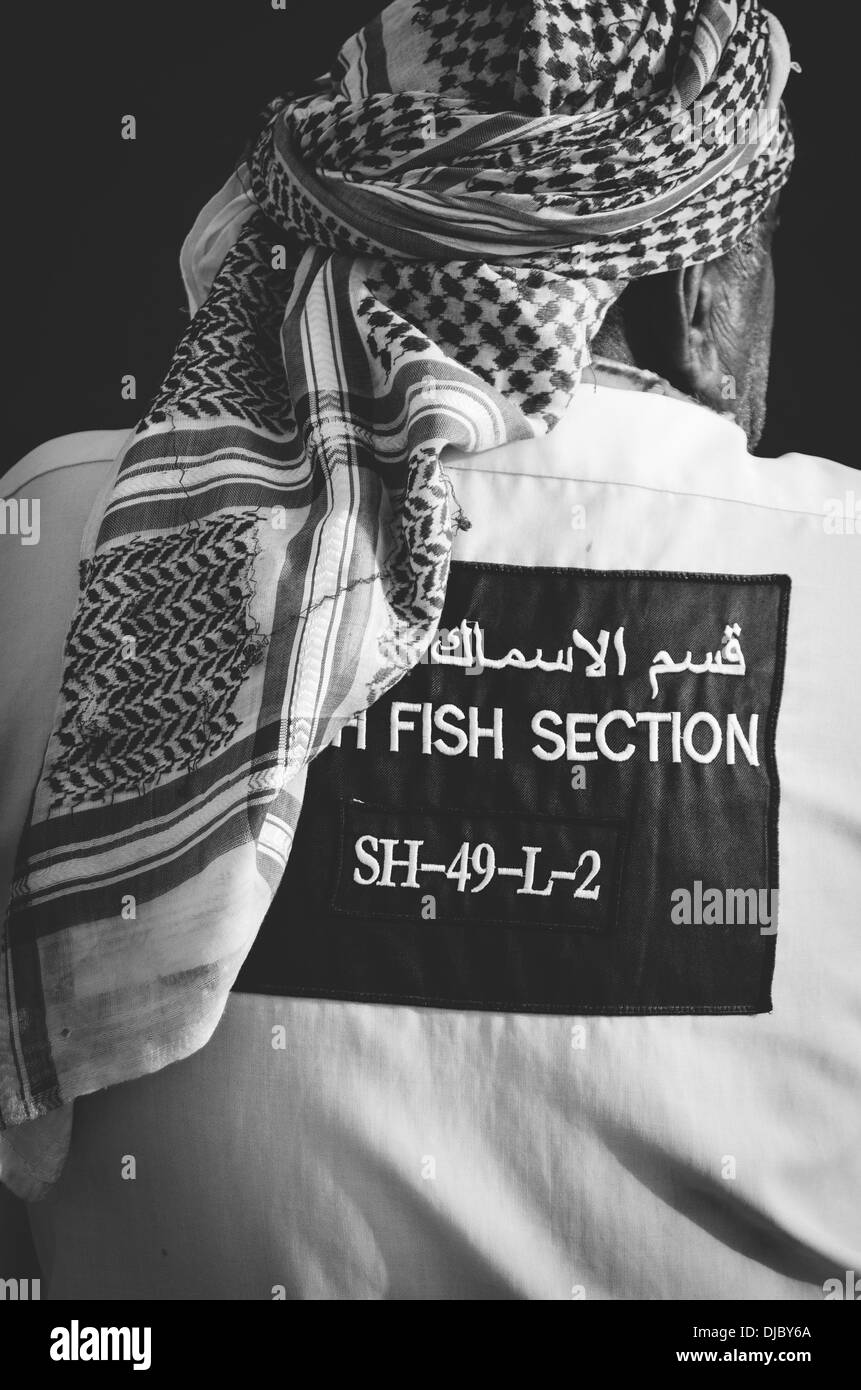 Arabische Arbeiter trägt einen traditionellen Shemagh im Deira Fish Market. Dubai, Vereinigte Arabische Emirate. Stockfoto