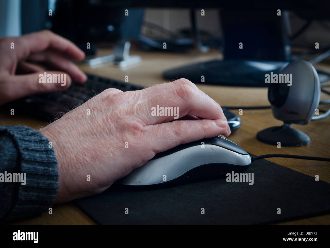 Hand auf Computer-Maus Stockfoto
