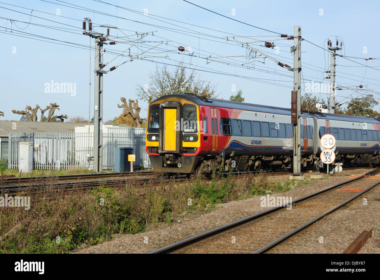 Klasse 158 Express Sprinter DMU keine 158813 unter die Drähte bei Ely, Cambridgeshire, England, UK Stockfoto