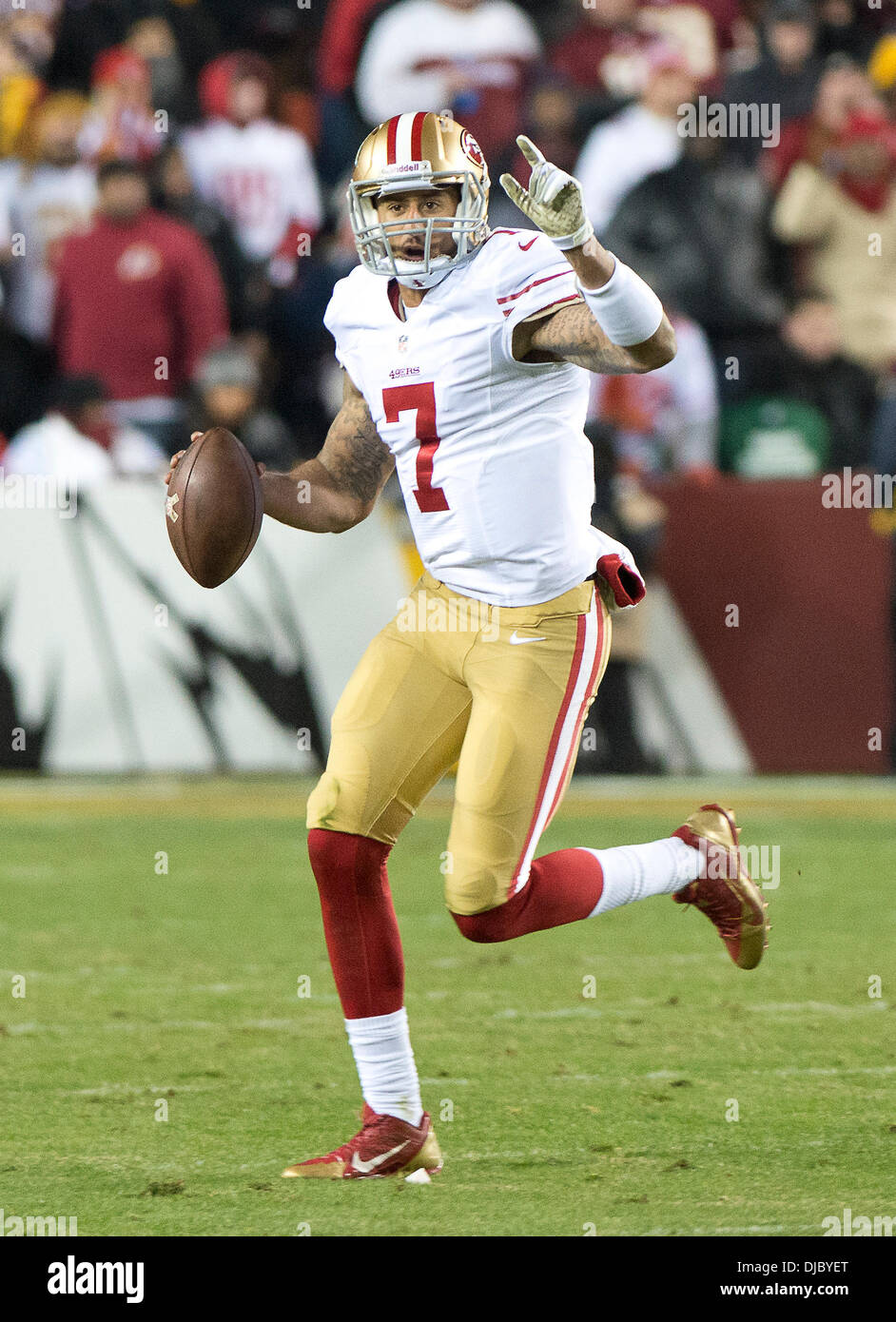 Landover, USA. 25. November 2013. San Francisco 49ers quarterback Colin Kaepernick klettert im ersten Quartal Aktion gegen die Washington Redskins in FedEx Field in Landover, USA, 25. November 2013. Foto: Ron Sachs / CNP/Dpa/Alamy Live-Nachrichten Stockfoto