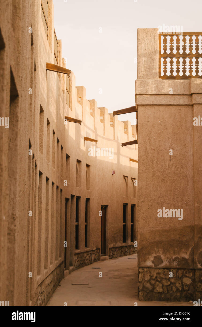 Die engen Gassen in Bastakiya Viertel im Al Fahidi historischen Stadtteil Bur Dubai. Dubai (VAE). Stockfoto