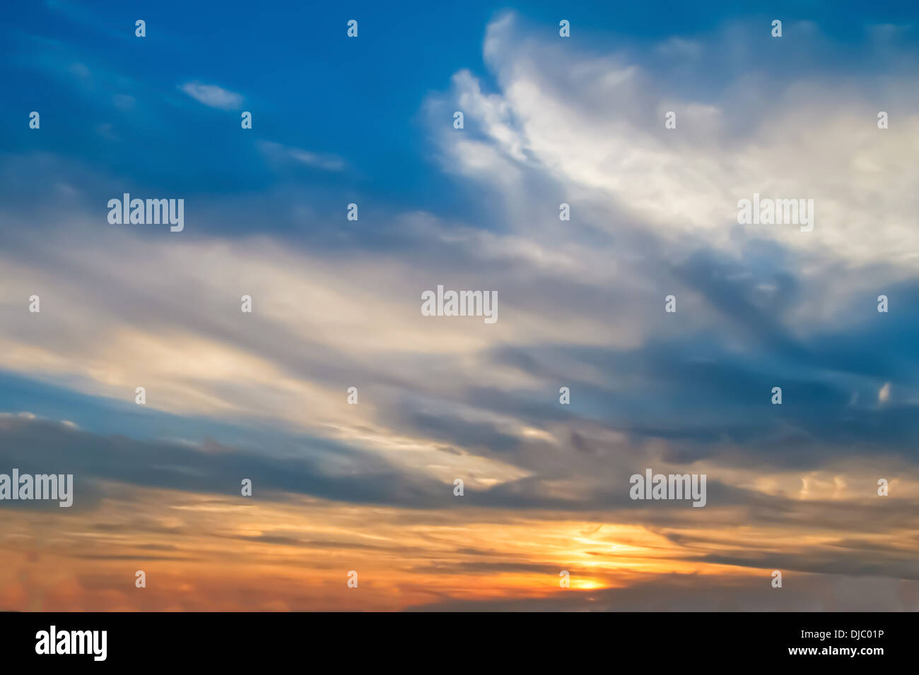 Dramatischer Orange Blue sunset Himmel mit Wolkenfetzen Stockfoto