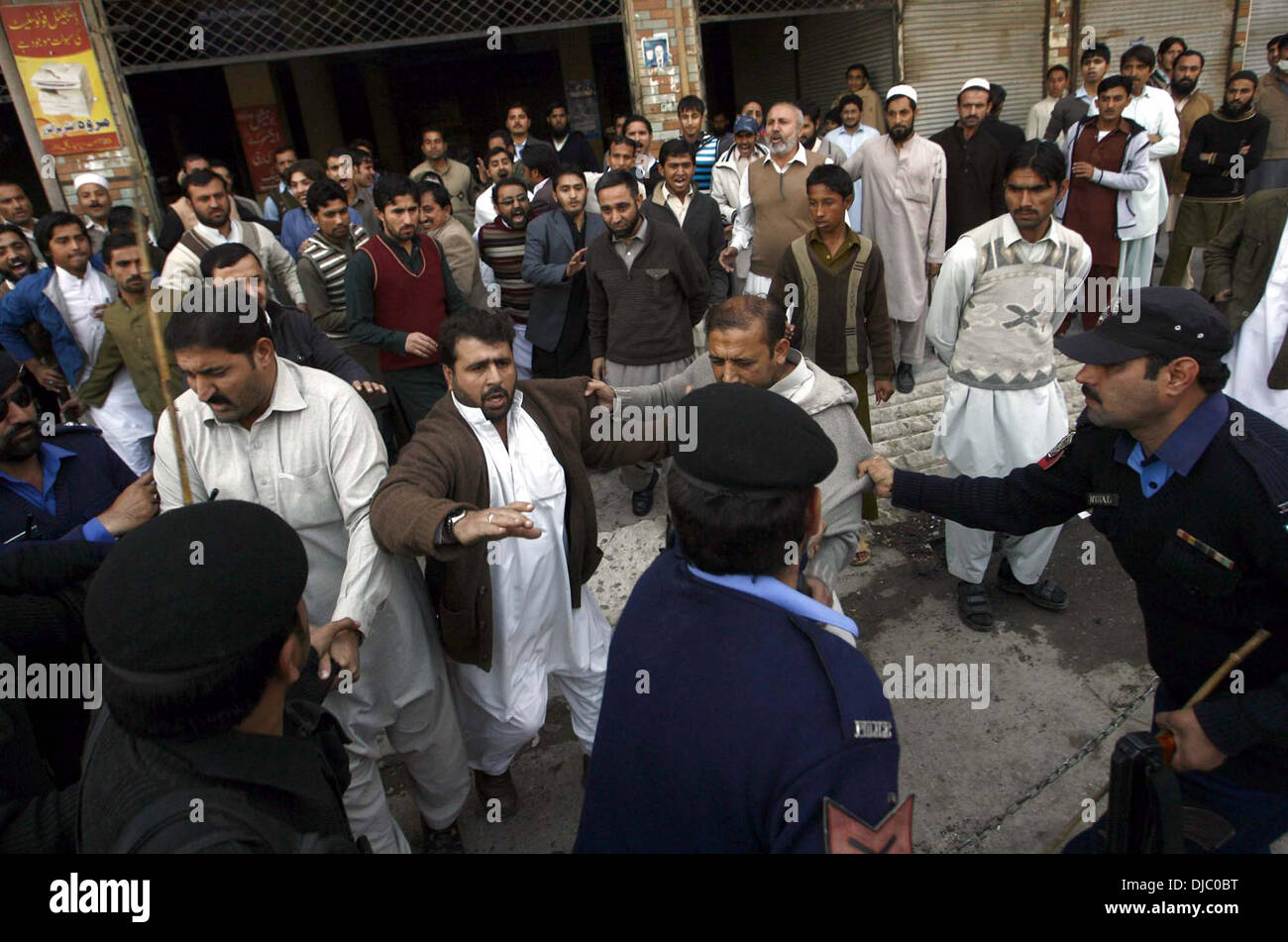 Peshawar, Pakistan. 26. November 2013. Geschäfte gesehen nach anti-Eingriff Betrieb je nach Reihenfolge der High Court von Peshawar Polizei am Hospital Road auf Dienstag, 26. November 2013 geschlossen. Polizei verhaftet mehrere Ladenbesitzer, die diese Operation des anti-Eingriff Laufwerk gegen waren. Bildnachweis: Asianet-Pakistan/Alamy Live-Nachrichten Stockfoto