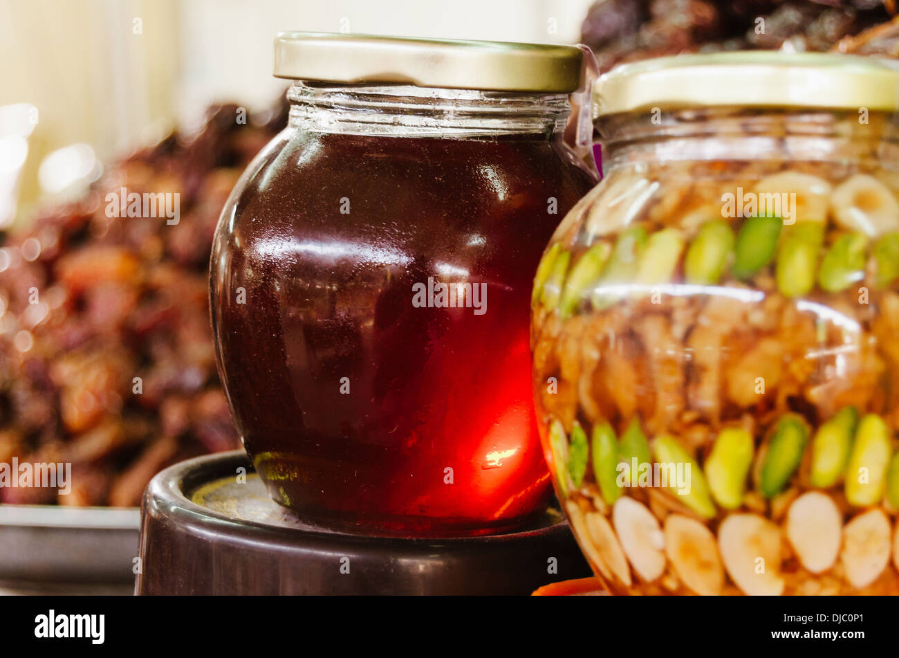 Honig und Früchte konserviert in Kristall, die Gläser sind zum Verkauf an Deiras Obst- und Gemüsemarkt. Dubai, Vereinigte Arabische Emirate. Stockfoto