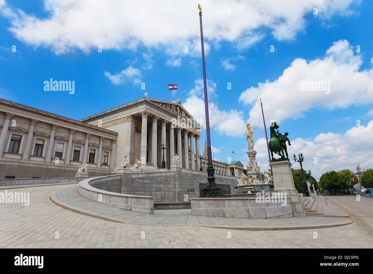 Österreichische Parlamentsgebäude und schönen Brunnen in der Innenstadt von Vienna Stockfoto