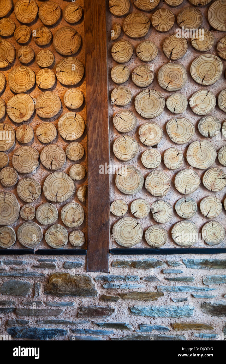 Detail der gesägten Log Wand in Devon cottage Stockfoto