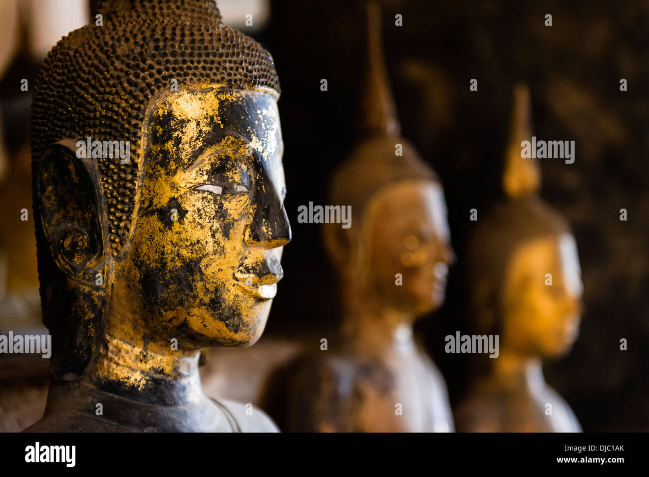 Buddhastatuen im Wat Xieng Thong, Luang Prabang, Laos. Stockfoto