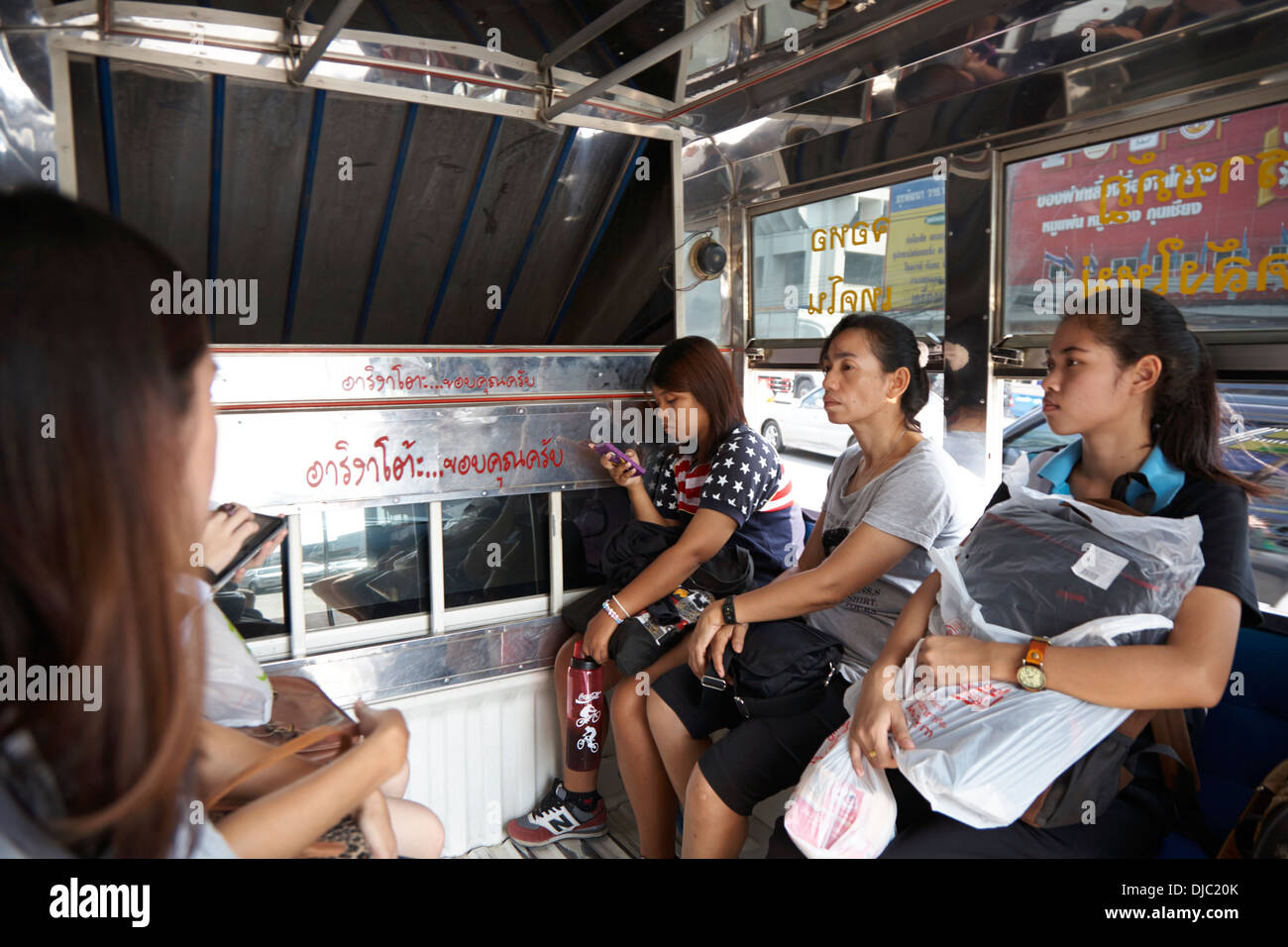 Passagiere im Innenraum von einem kleinen lokalen kleinen Zahlen, da Sie mit dem Bus in Korat, Nakhon Ratchasima, Thailand Stockfoto