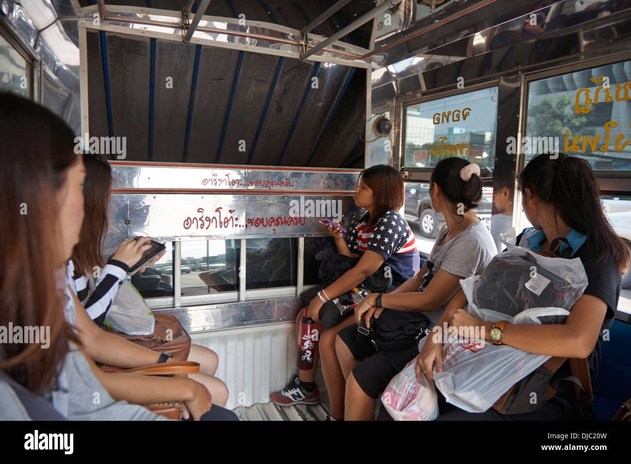 Passagiere auf das Innere eines lokalen kleinen Zahlen, da Sie mit dem Bus in Korat, Nakhon Ratchasima, Thailand Stockfoto