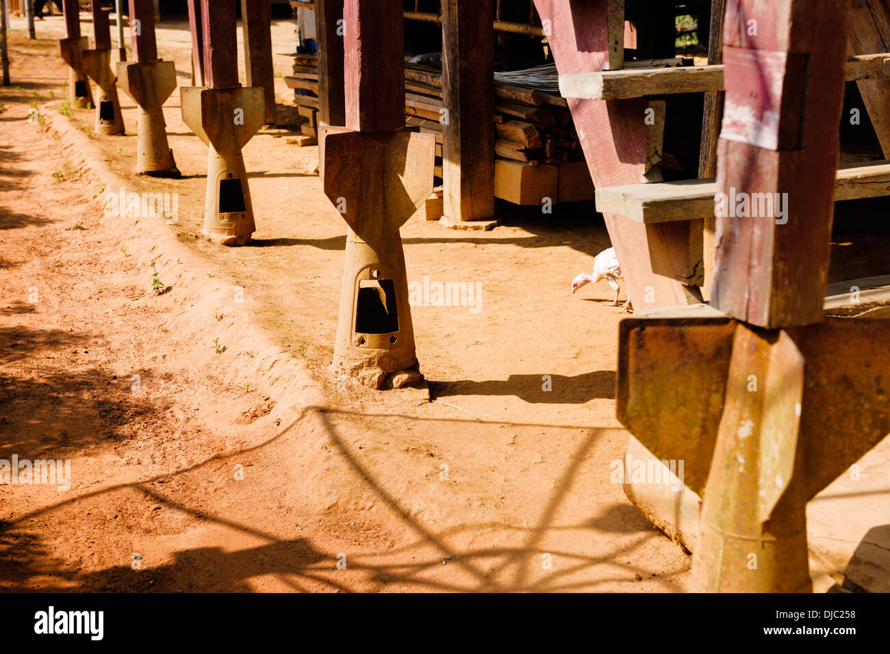 Haus-Stiftung aus Blindgänger US Stoffverordnung in Muang Souy Dorf auf der geheimen CIA Basis gemacht und Landebahn, Phonsavan, Laos. Stockfoto