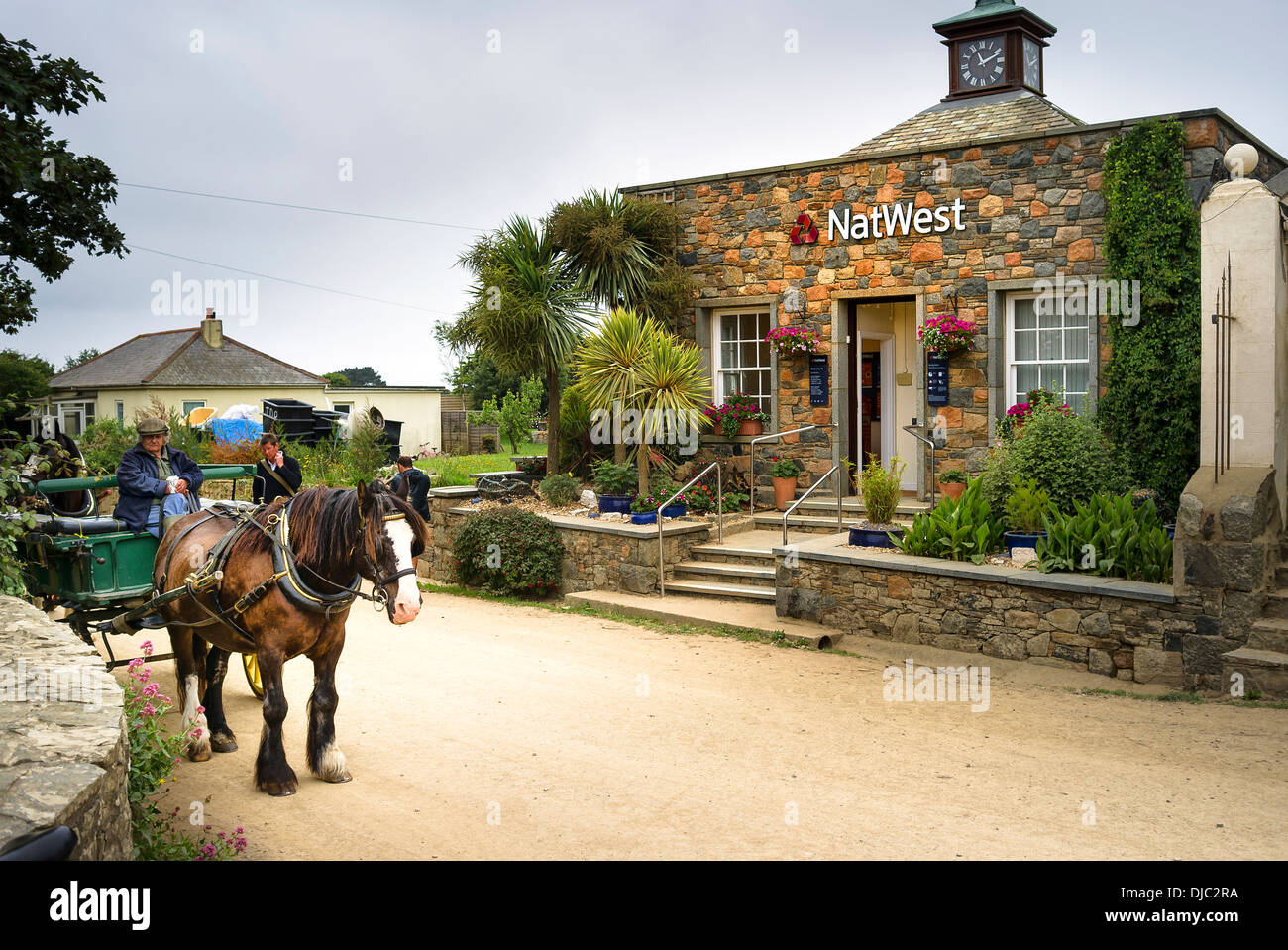 Pferd und Wagen wartete außerhalb der NatWest bank auf Insel Sark UK Stockfoto
