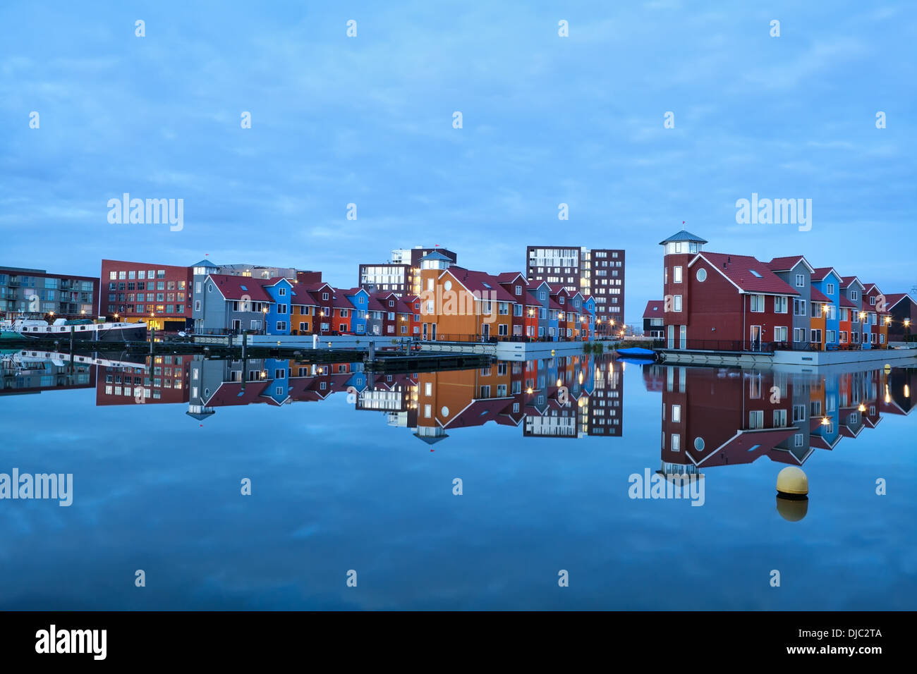 bunte Gebäude auf dem Wasser in Marina Reitdiephaven, Groningen, Niederlande Stockfoto