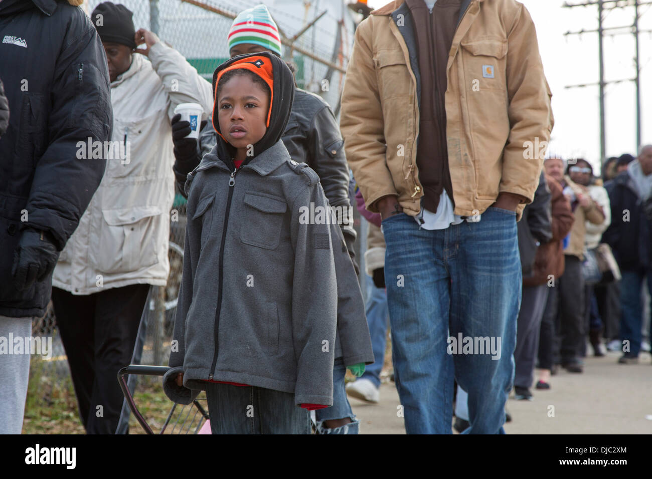 Detroit, Michigan, USA. 26. November 2013. Detroit Bewohner eines 600 kostenlose Thanksgiving Truthähne gestiftet von einer lokalen Firma, inländischen Gewässern Pollution Control aufgereiht. Bildnachweis: Jim West/Alamy Live-Nachrichten Stockfoto