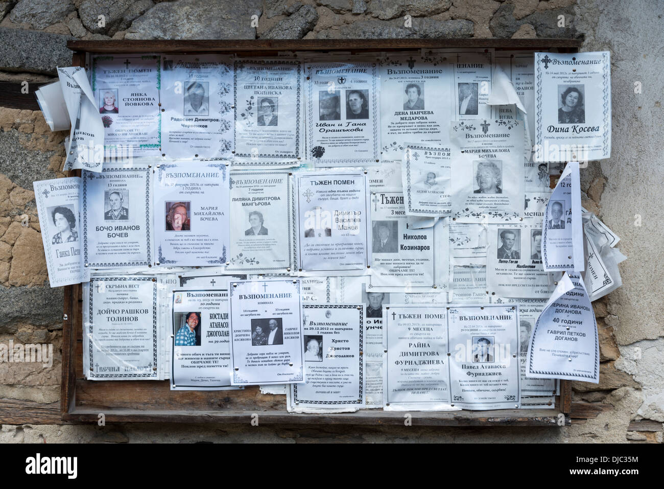 Todesanzeigen auf öffentlichen Aushang, Koprivshtitsa, Bulgarien Stockfoto
