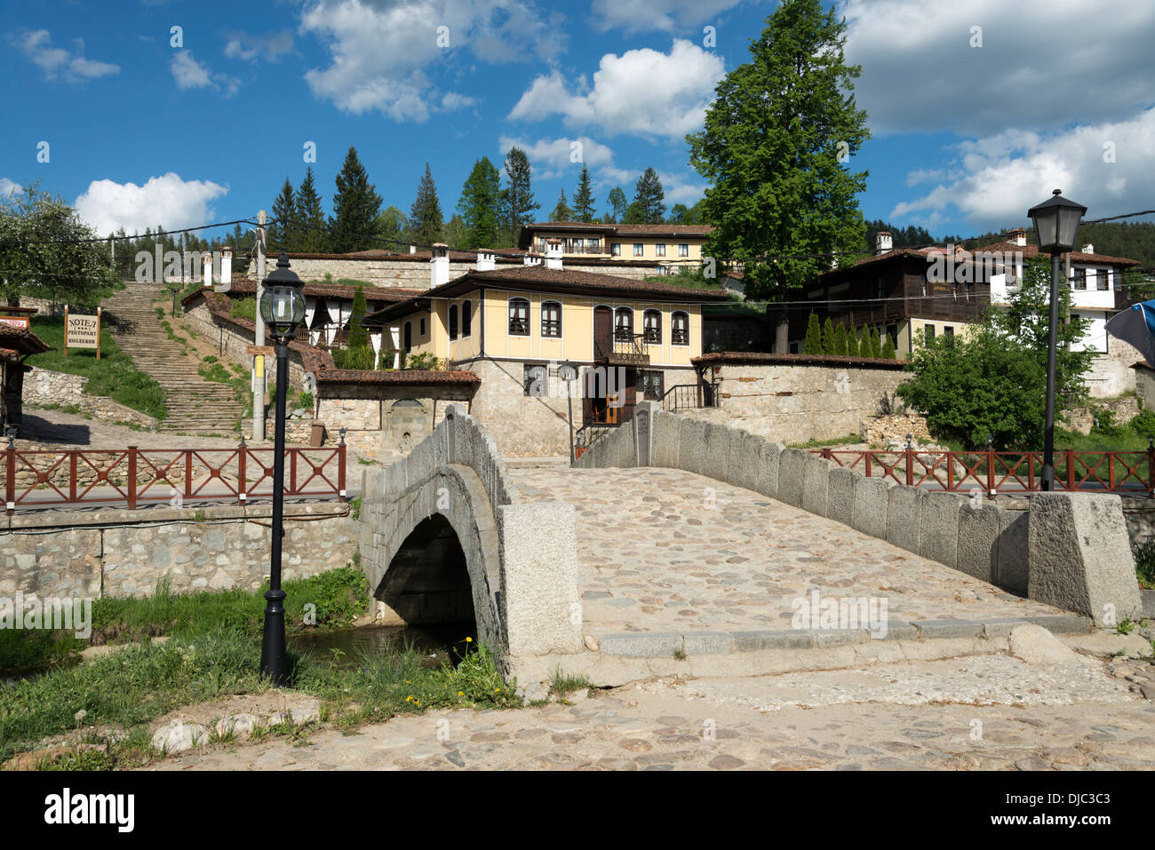 Fußgängerbrücke über den Topolnitsa River in Koprivshtitsa, Bulgarien Stockfoto