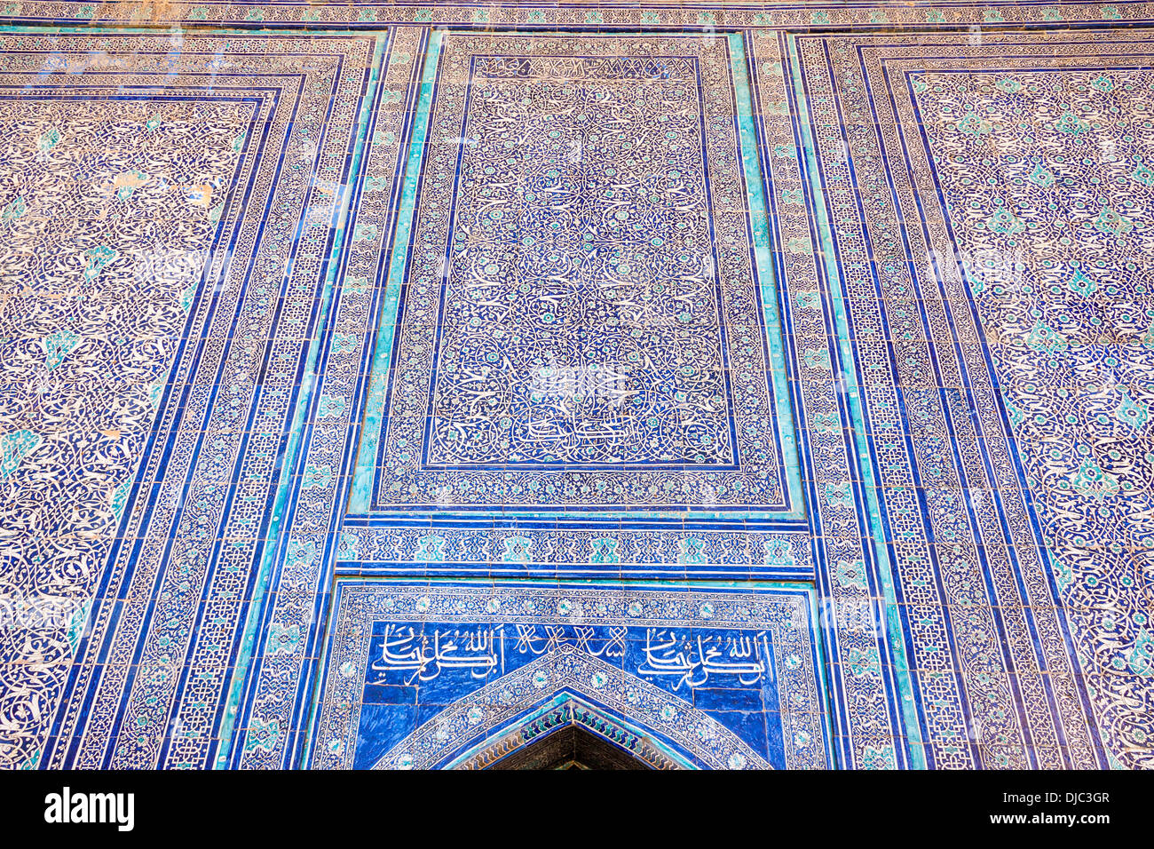 Blau gekachelte Wand der Moschee in Kunja Arche, auch bekannt als Kohna Arche Ichan Kala, Chiwa, Usbekistan Stockfoto