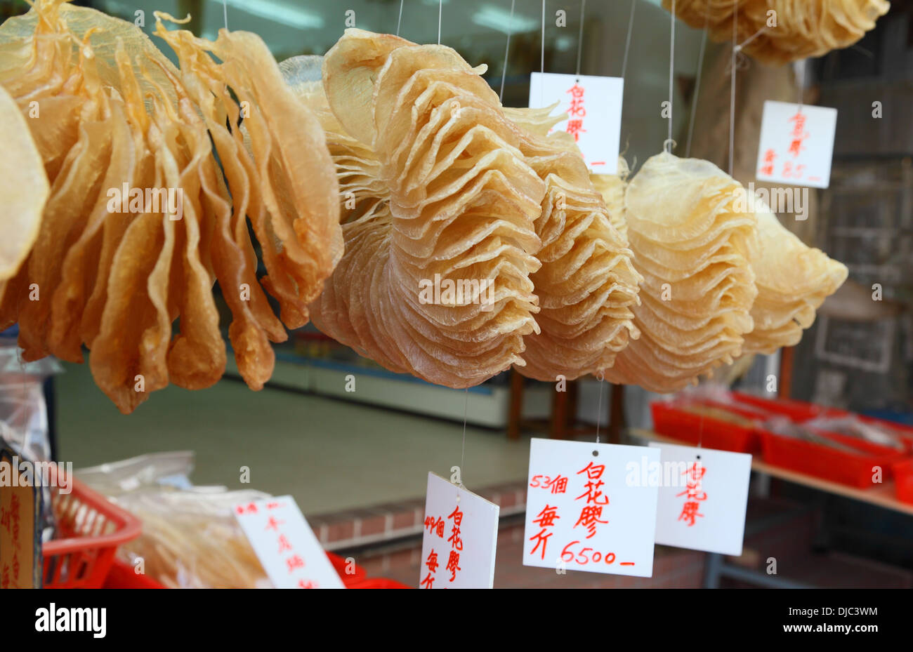 Getrockneter Fisch zum Verkauf in chinesischen Fischerdorf Tai O, Hong Kong Stockfoto