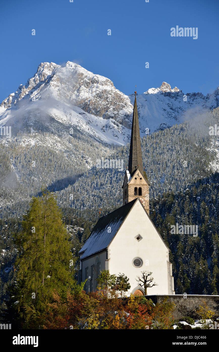 Reformierte Kirche des Heiligen Georg vor Bergkulisse, Scuol, Unterengadin, Kanton Graubünden, Schweiz, Europa Stockfoto