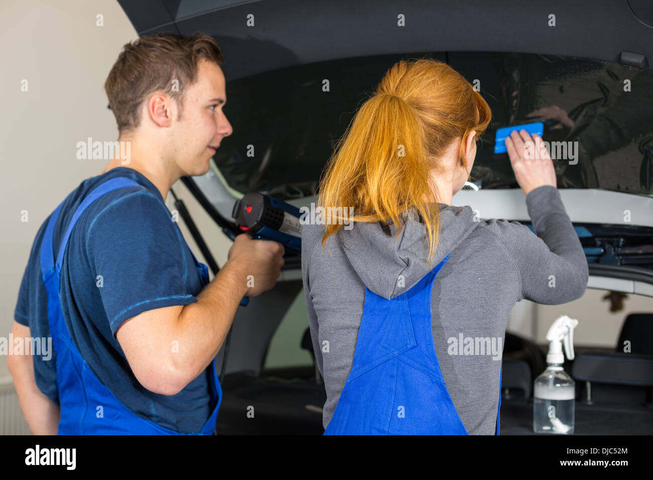 Arbeiter in Garage Tönung Autofenster mit getönte Folie oder film Stockfoto