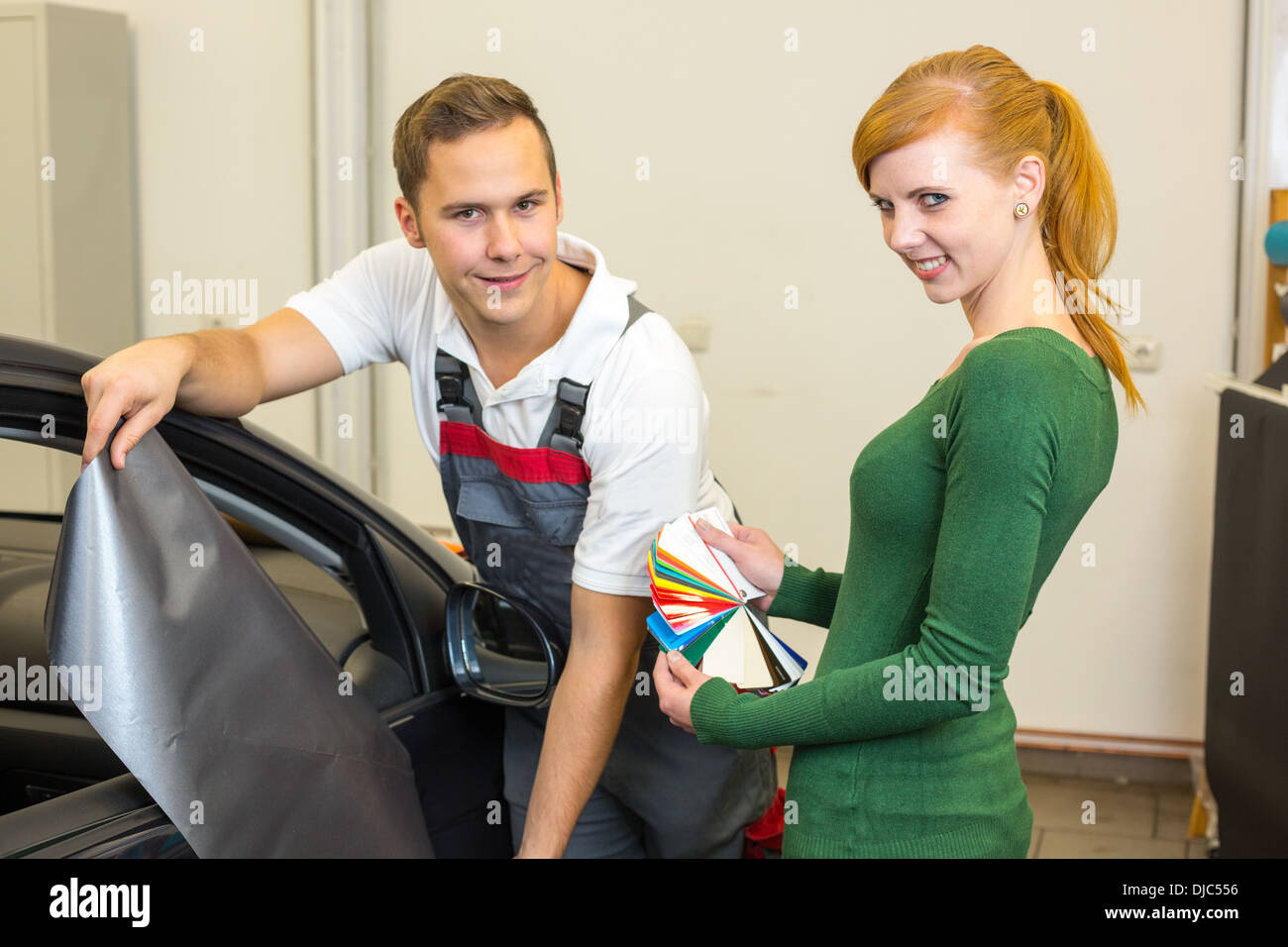 Auto branding Spezialist berät Kunden über verschiedene Arten von Klebefolien oder Filme für die Verpackung der Fahrzeuge Stockfoto