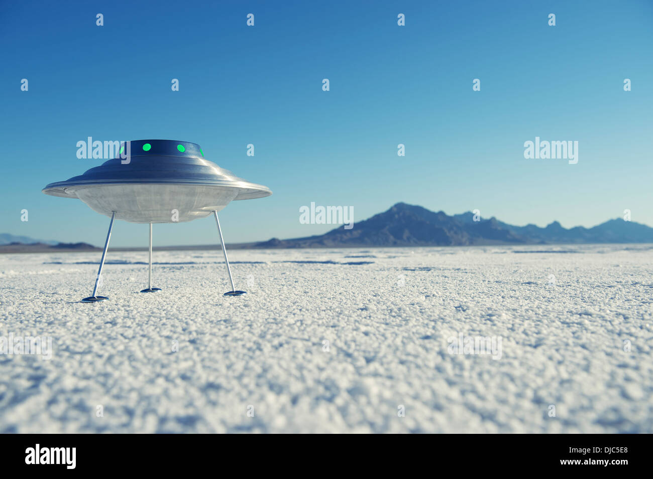 Silber Metall fliegende Untertasse UFO landete auf harten weißen Wüstenplaneten Landschaft Stockfoto