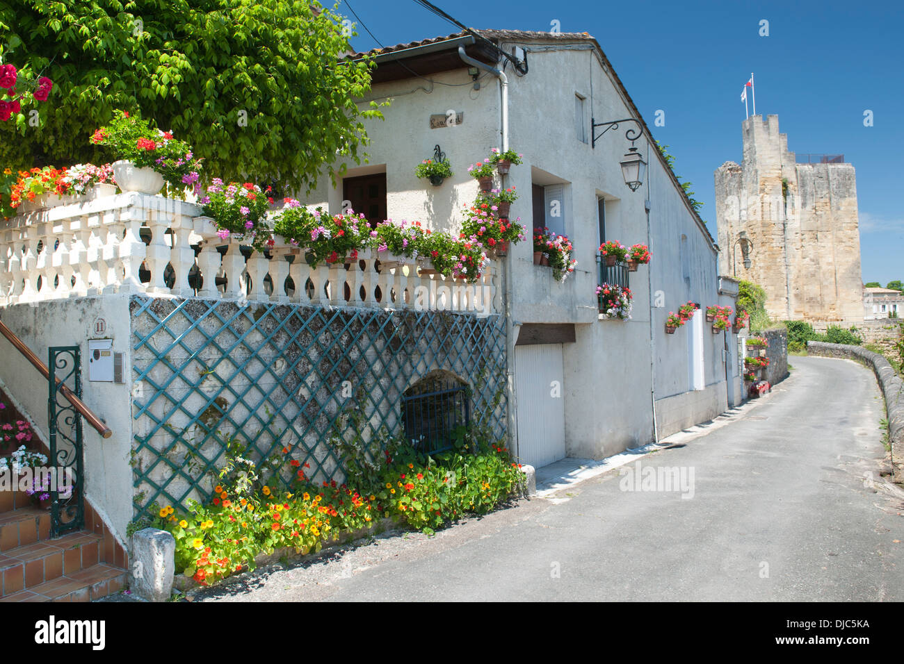 Häuser mit Blumen in Saint-Émilion Dorf im Departement Gironde Aquitaine Region im Südwesten Frankreichs. Stockfoto