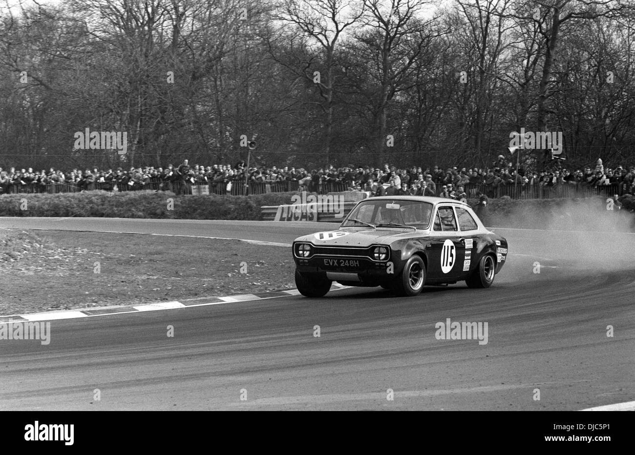 Chris Craft beendete 2. Platz in einem Ford Escort im wachen Trophy Rennen. Druide Hügel biegen, Brands Hatch, England 22. März 1970. Stockfoto