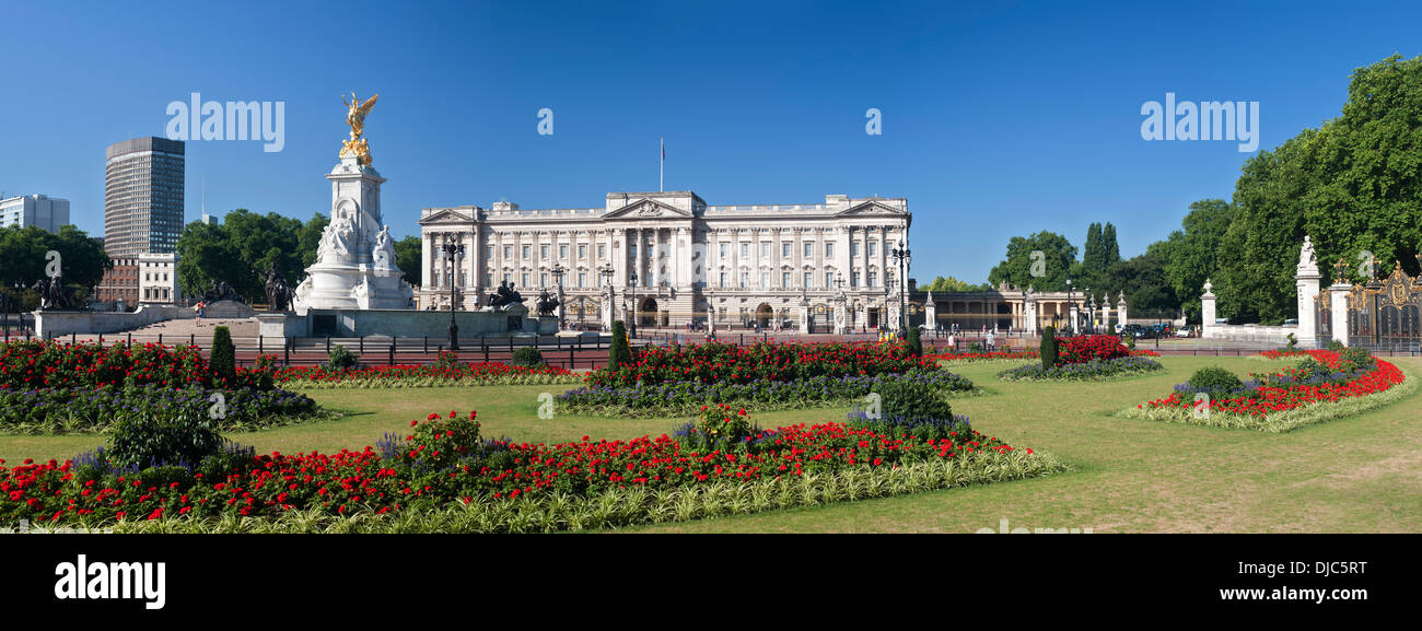 Panoramablick auf Buckingham Palast und die Gärten rund um die Statue von Königin Victoria in London. Stockfoto