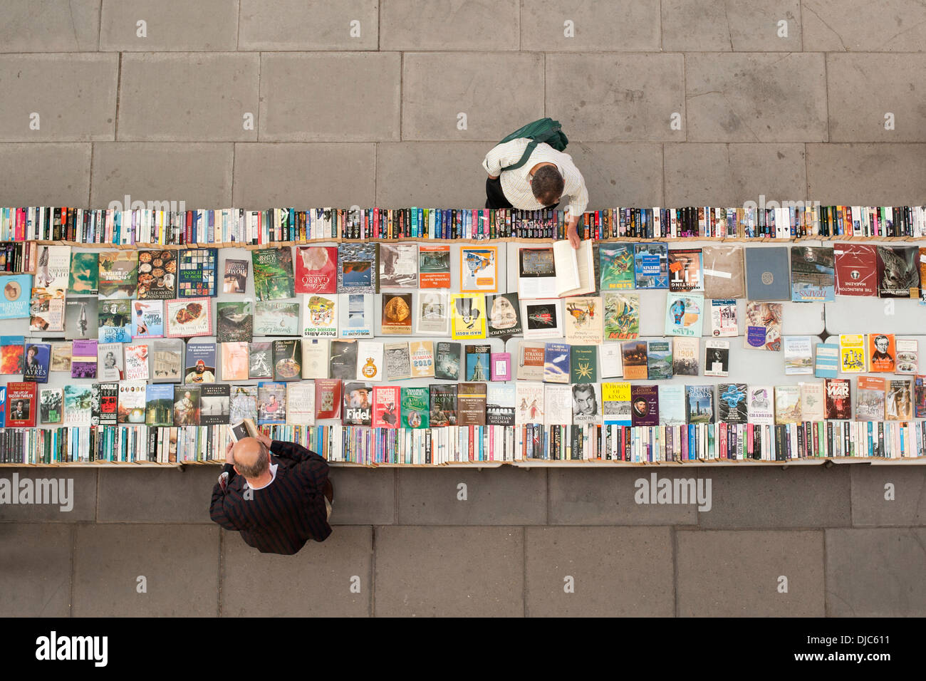 Draufsicht der beiden Männer Surfen gebrauchte Bücher auf einem Tisch am Südufer der Themse in London. Stockfoto