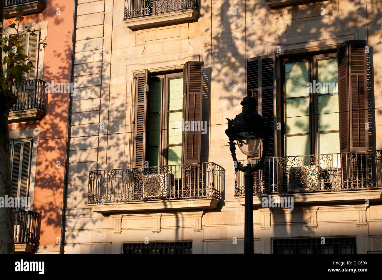 Haus und Straßenlaterne auf der La Rambla, Barcelona, Katalonien, Spanien Stockfoto