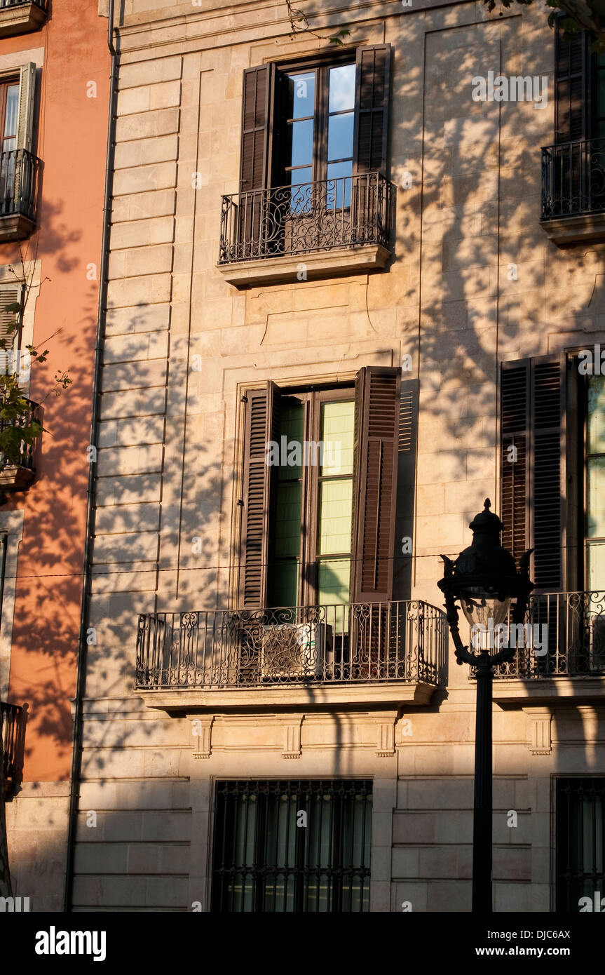 Haus und Straßenlaterne auf der La Rambla, Barcelona, Katalonien, Spanien Stockfoto