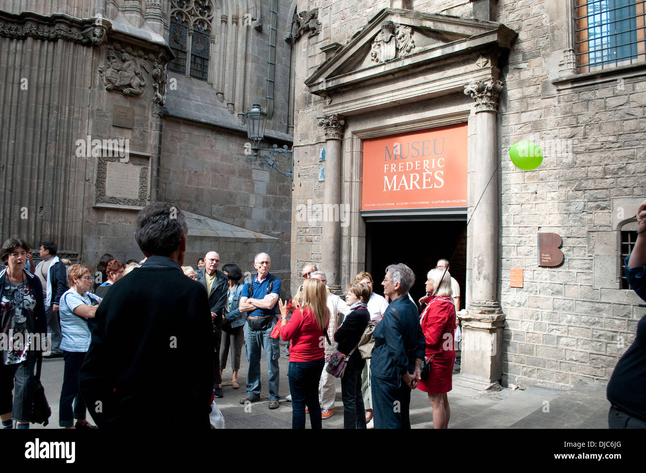 Gruppe von Touristen vor Frederic Mares Museum, Barcelona, Spanien Stockfoto