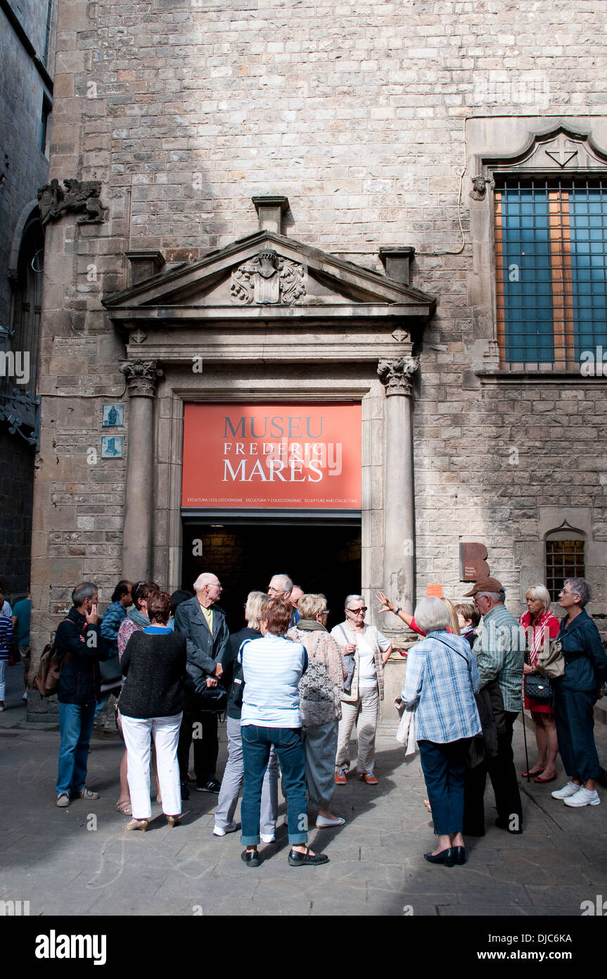 Gruppe von Touristen vor Frederic Mares Museum, Barcelona, Spanien Stockfoto