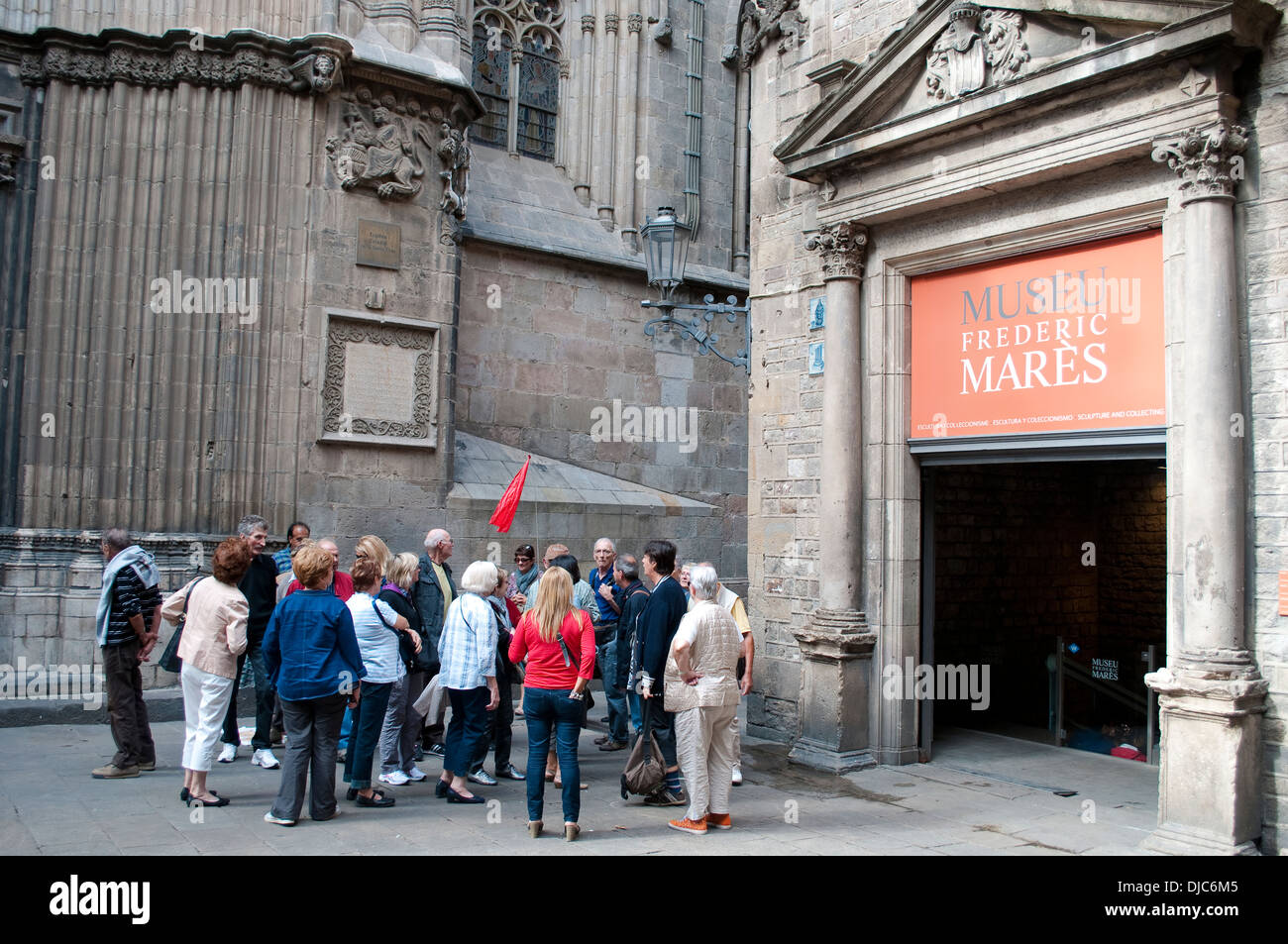 Gruppe von Touristen vor Frederic Mares Museum, Barcelona, Spanien Stockfoto