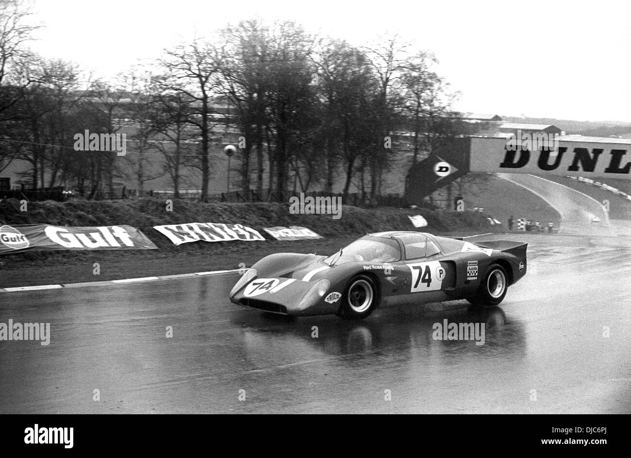 John Bridges-Peter Lawson Chevron B16 Furt bei Druiden Hill Haarnadel. BOAC 1000kms Rennen, Brands Hatch, England 12. April 1970. Stockfoto