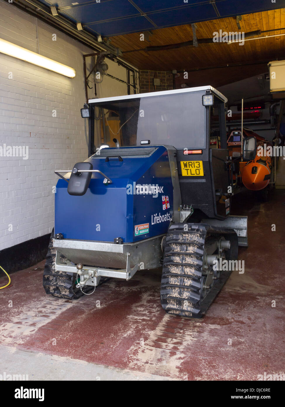 Ein Tooltrak kompakte 67 HP-Crawler für Start- und Landesystem eines kleinen aufblasbaren Rettung Craft in Redcar RNLI verwendet Stockfoto