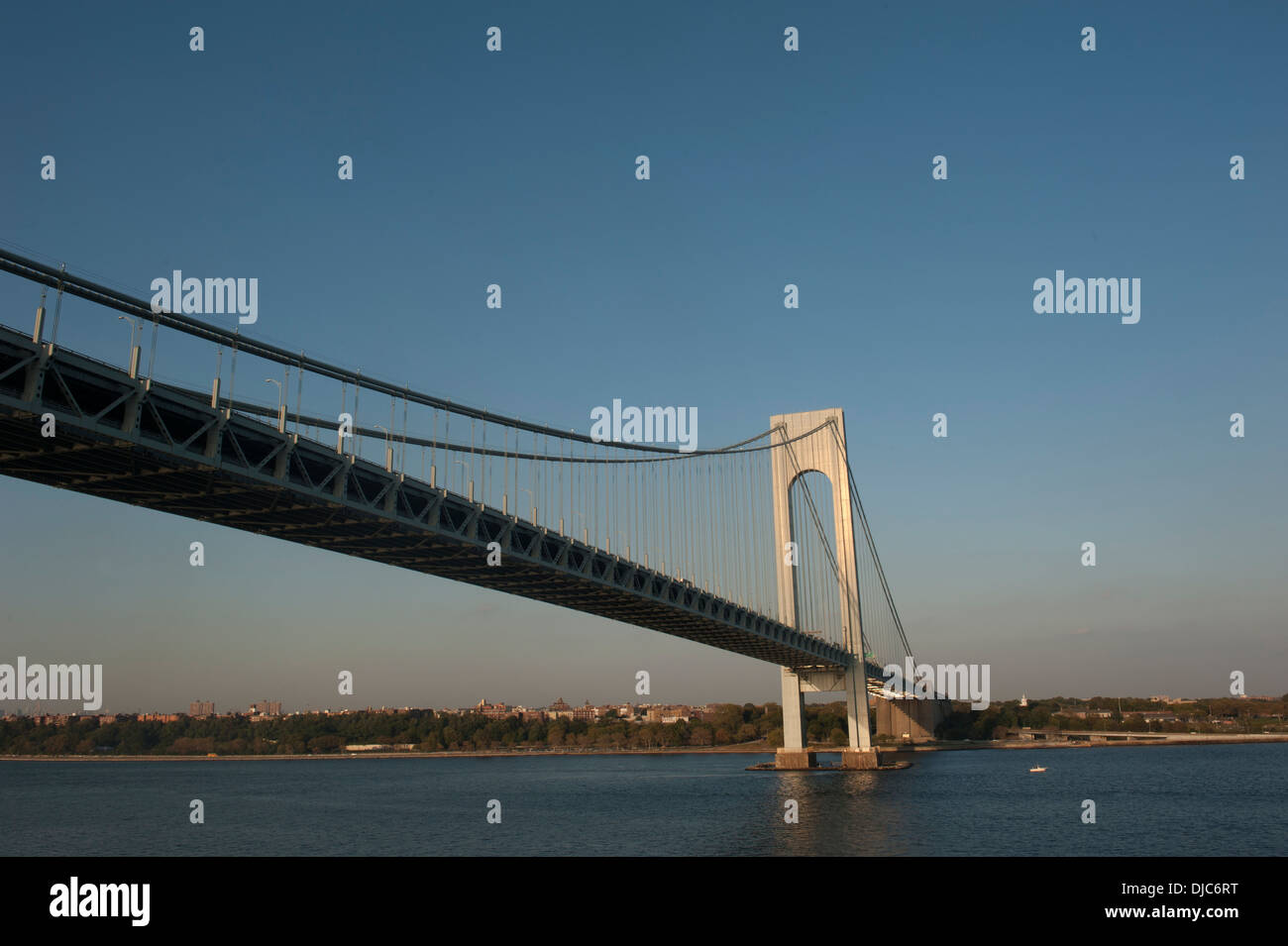 Die Verrazano-Narrows-Brücke verbindet Brooklyn und Staten Island. Es wurde 1964 eröffnet. Es wurde von Othmar Ammann. Stockfoto