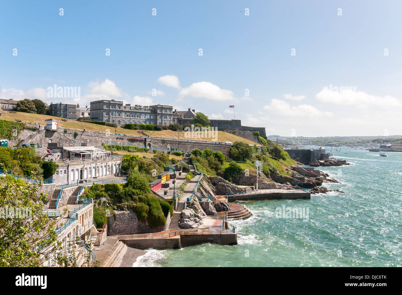Terrassen und Zitadelle am Meer in Plymouth, Großbritannien. Stockfoto